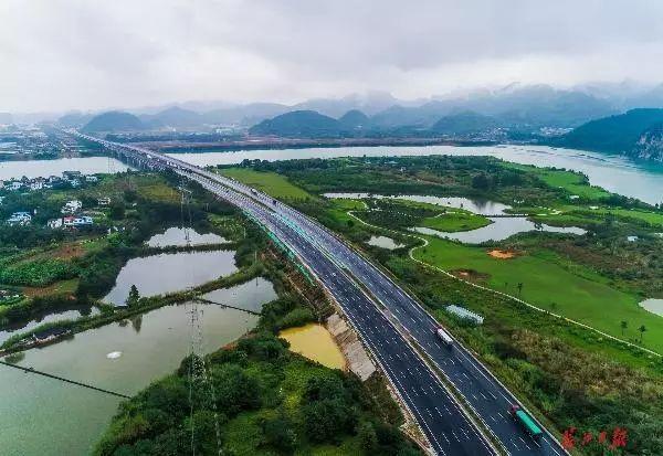 武汉力量助力广西首条八车道高速通车，山水画卷长廊惊艳亮相